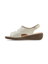 Sandalias de cuero color crema, con plataforma marrón y ajuste de velcro.