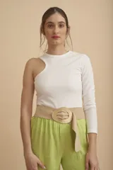 Blusa blanca de manga larga con cuello redondo y un hombro descubierto.