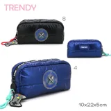 Cartuchera rectangular acolchada color azul brillante, con cierre superior. Presenta un parche circular frontal con dos espadas cruzadas y un llavero de goma con forma de control de videojuego pixelado.