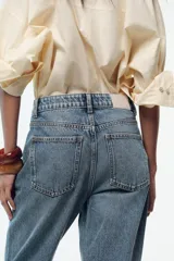 Jeans tobilleros de tiro alto color celeste, corte recto y cinco bolsillos.