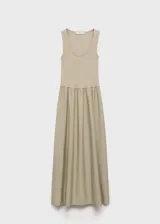 Vestido midi evasé color beige, con tirantes anchos y escote cuadrado.