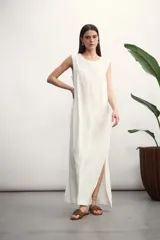 Vestido largo color blanco, sin mangas y con tajo lateral.
