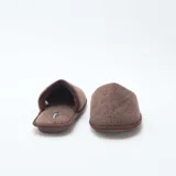 Pantuflas tipo mules color marrón con interior de felpa.
