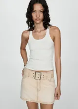 Minifalda beige de tiro bajo con cinturón y hebilla metálica, confeccionada en tejido denim de algodón.