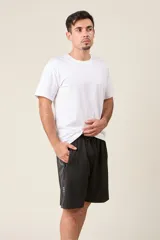 Bermuda deportiva de nylon color verde militar, de corte suelto, con cintura elástica, cordón de ajuste, detalles de líneas en los costados y bolsillos con cierre.