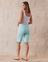 Bermuda azul marino en gabardina elastizada con pretina ancha elastizada, bolsillos delanteros simulados y bolsillos traseros aplicados.