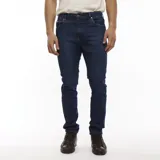 Jean Wrangler de corte ajustado, color azul oscuro, con bolsillos delanteros y traseros.