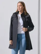 Gabardina impermeable negra, marca Weatherproof, con cierre central oculto y botones a presión. Tiene bolsillos delanteros con cierre, capucha no desmontable y forro interno de abrigo desmontable.