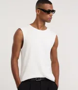 Musculosa de hombre color blanco hueso, con textura de punto, corte regular y escote redondo (canoa).