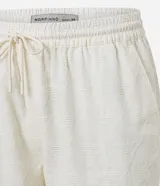 Bermuda masculina color crudo, confeccionada en tejido texturizado de algodón y viscosa con patrón vertical.