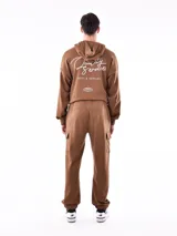 Pantalón de jogging negro con bolsillos laterales tipo cargo, cintura elastizada con cordón ajustable y puños ajustados.
