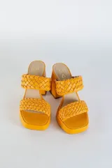 Zueco con plataforma y taco cuadrado forrado, capellada trenzada de cuero color beige.