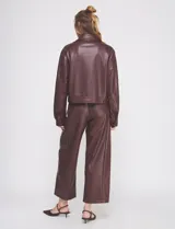 Campera negra de eco cuero, marca Allie Rose, con cierre metálico central, bolsillos delanteros y forro interno a tono.