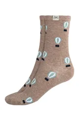 Par de medias marrones con diseño de globos aerostáticos en blanco y negro.