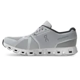 Championes urbanos On Running Cloud 5, color gris con detalles en blanco.