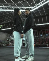 Pantalón de jogging gris melange, corte oversize, con cintura elástica ajustable con cordón y puños ajustados. Estampado en la pierna izquierda con la frase "Just Begin".