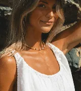 Collar corto de cuentas de piedra natural color naranja.