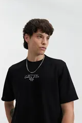 Remera marrón de manga corta con cuello redondo, textura acanalada y lettering estampado en el pecho.