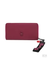 Billetera tipo sobre, color negro, con cierre perimetral rojo y logo de la marca en relieve rojo en el frente. Incluye un llavero de muñequera de tela negra con el logo en rojo.