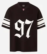 Remera deportiva azul con cuello en V, mangas cortas y estampado de fútbol americano con el número 97 en blanco y rayas blancas en las mangas.