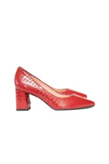 Zapato de salón rojo con textura de cocodrilo, punta fina y tacón bloque de 6,5 cm.