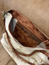 Cartera tipo tote bag de cuero color marrón con efecto desgastado, con asas trenzadas de cuero crudo.