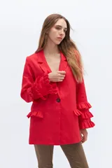 Blazer color beige confeccionado en lino, con cuello solapa, cierre frontal con un botón y mangas largas con volantes en capas.