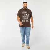 Camiseta marrón de manga corta con cuello redondo y estampado blanco con diseño de paisaje desértico, cactus y la frase "Desert Feel the Sunset Adventure Wild West".