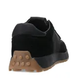 Zapatillas deportivas negras con detalles en gamuza y suela marrón.