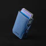 Billetera doble de tela X-Pac negra con doble caja de aluminio incorporado con sistema de deslizamiento para tarjetas. Tiene espacio para 10 tarjetas, 2 tarjetas adicionales en los bolsillos laterales de cuero, espacio para libreta de conducir y de propiedad, y sección interna para llevar hasta 5 billetes.