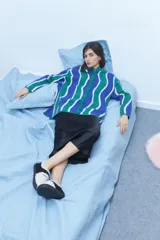 Cárdigan de tejido suave en colores azul y verde, con diseño de ondas y corte holgado.