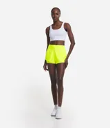 Bermuda deportiva de microfibra color blanco, corte runner con cintura elástica y forro interno.