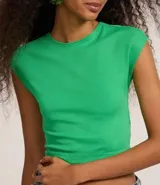 Blusa verde sin mangas, confeccionada en tejido rib con textura de rayas.