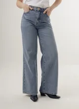 Pantalón de jean de denim celeste con corte wide leg y tiro alto.