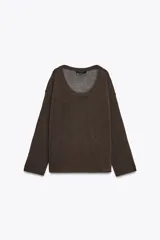 Sweater marrón de punto rústico, con escote redondo y mangas largas.