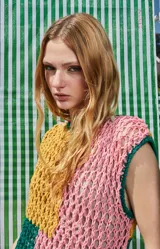 Vestido midi de crochet multicolor con diseño de bloques.