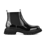 Bota Chelsea de charol negro con elástico lateral, suela track y tirador trasero.