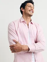 Camisa celeste de manga larga con cuello button-down, confeccionada en tejido rústico de algodón y lino.