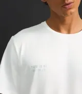 Remera deportiva blanca de poliéster y elastano, con cuello redondo, manga corta y estampa degradé.