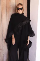 Ruana marrón tejida en lana merino con detalles de lino y flecos.