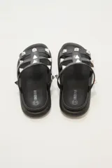 Sandalias negras con plataforma y tiras gruesas con apliques de tachas piramidales plateadas.