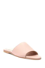 Zapato bajo estilo zueco de cuero color beige con faja frontal.