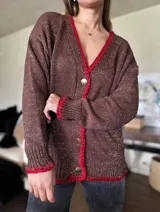 Saco tejido en algodón y lurex color gris con detalles dorados, terminaciones hechas a mano con crochet en lana Merino color marrón y botones dorados.
