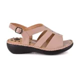 Sandalias bajas color rosa claro con múltiples tiras y hebilla lateral.