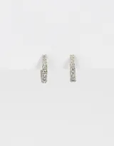 Aros tipo argolla bañados en oro blanco con strass de cubic zirconia.