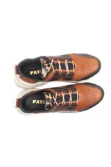 Zapatillas deportivas con estampado animal print de leopardo y cebra, detalles en charol rojo y base blanca.
