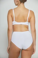 Corpiño blanco sin aro, de tricot con preformado en las tazas y breteles anchos regulables.