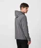 Campera gris de poliéster con capucha, cierre frontal con cremallera y botones a presión.