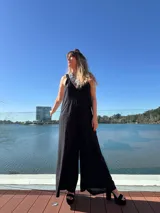 Mono largo negro de lino con lurex plateado, escote en V y breteles finos.