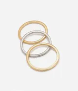 Kit de tres pulseras rígidas con diseño de serpiente, una plateada y dos doradas.